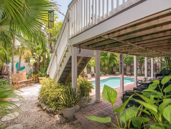 Newly remodeled 3 bed private pool Anna Maria Cottage STEPS TO THE BEACH!